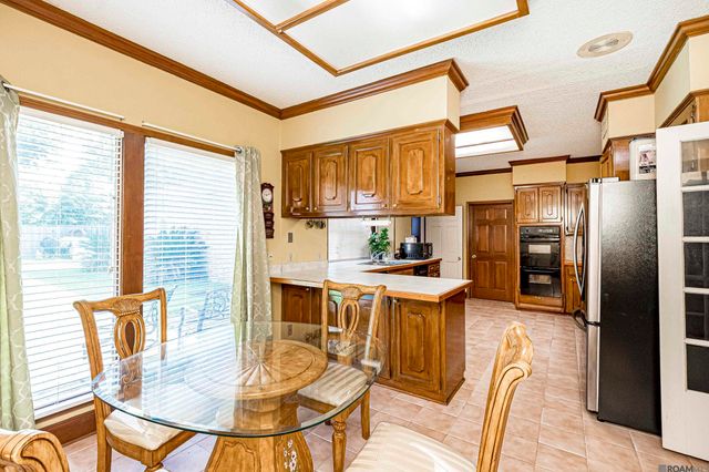 12111 N Lake Sherwood Ave, Baton Rouge, LA 70816