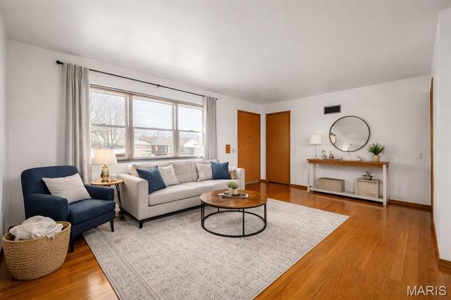 4718 Heege Road, St Louis, MO 63123