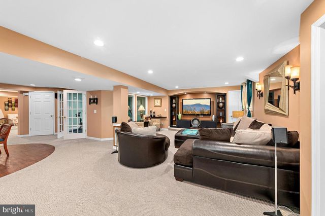 75 WOODSIDE DR, Easton, PA 18042