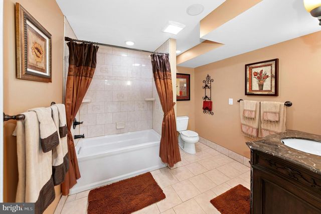 75 WOODSIDE DR, Easton, PA 18042