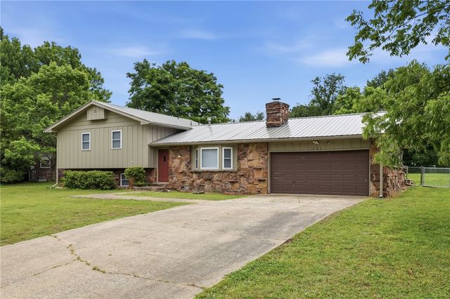 1902 W Granite Street, Siloam Springs, AR 72761