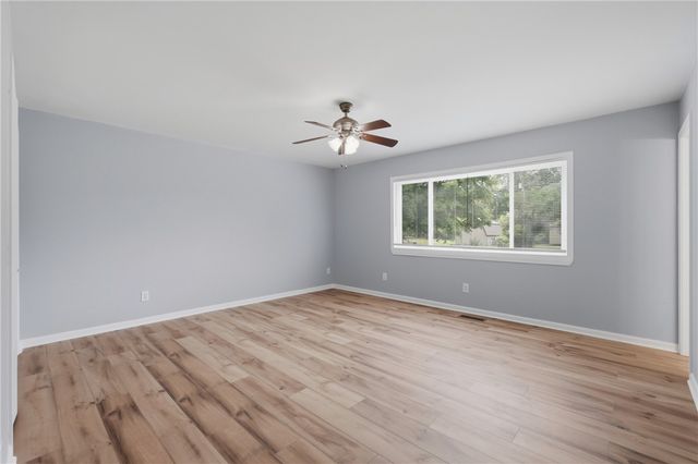 1902 W Granite Street, Siloam Springs, AR 72761