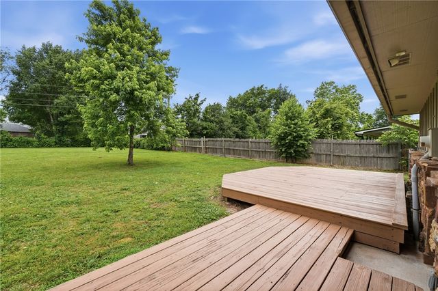 1902 W Granite Street, Siloam Springs, AR 72761