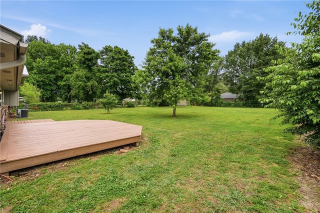 1902 W Granite Street, Siloam Springs, AR 72761