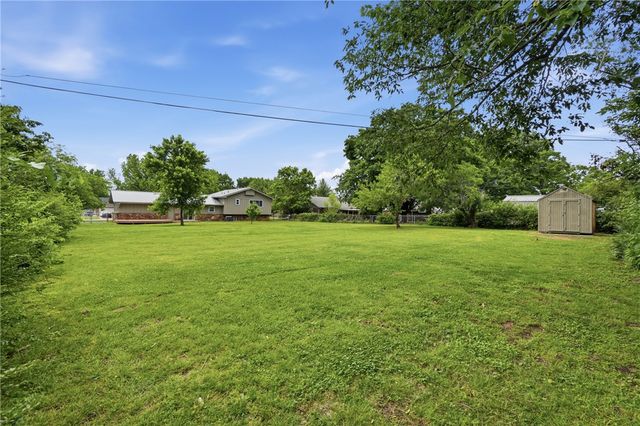 1902 W Granite Street, Siloam Springs, AR 72761