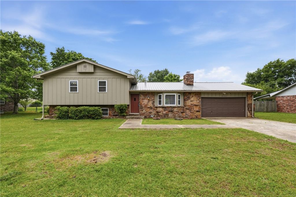 1902 W Granite Street, Siloam Springs, AR 72761