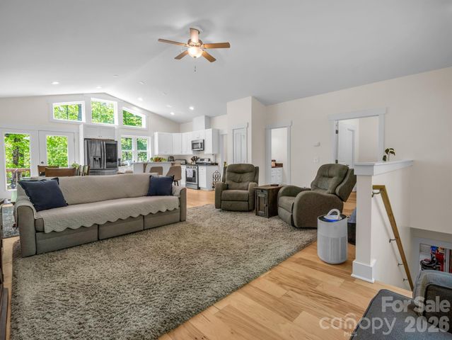 565 Pinewood Knoll Drive, Hendersonville, NC 28739