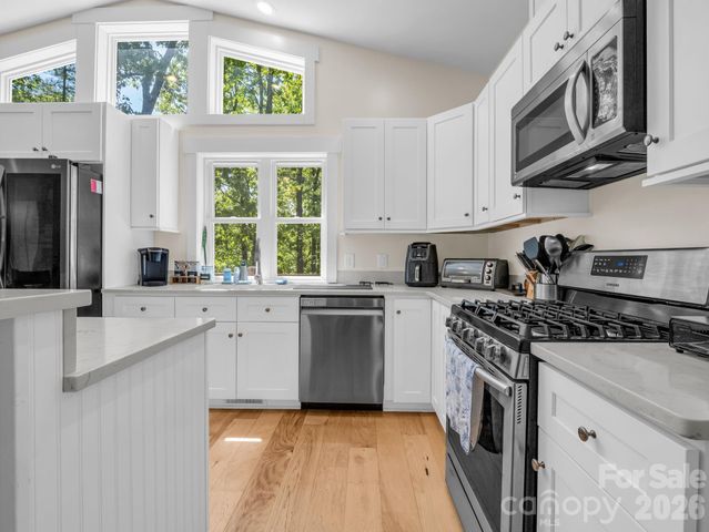 565 Pinewood Knoll Drive, Hendersonville, NC 28739