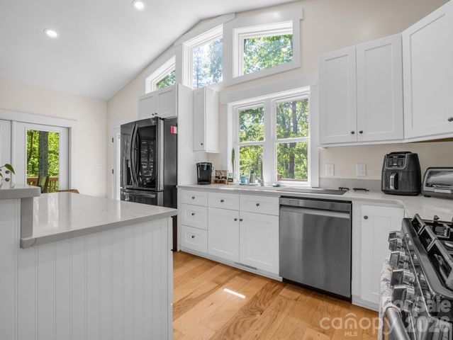 565 Pinewood Knoll Drive, Hendersonville, NC 28739