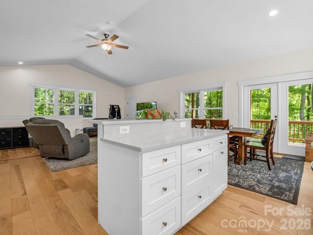 565 Pinewood Knoll Drive, Hendersonville, NC 28739