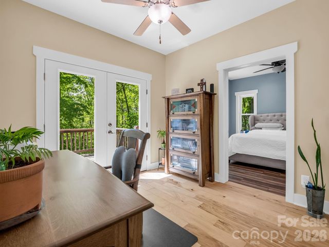 565 Pinewood Knoll Drive, Hendersonville, NC 28739