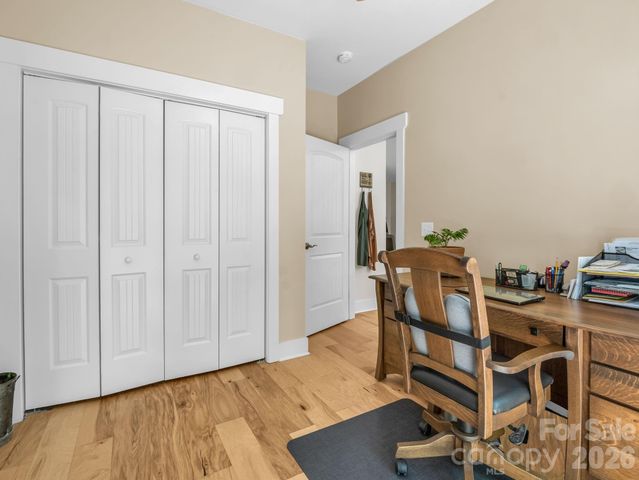 565 Pinewood Knoll Drive, Hendersonville, NC 28739