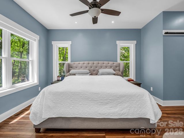 565 Pinewood Knoll Drive, Hendersonville, NC 28739