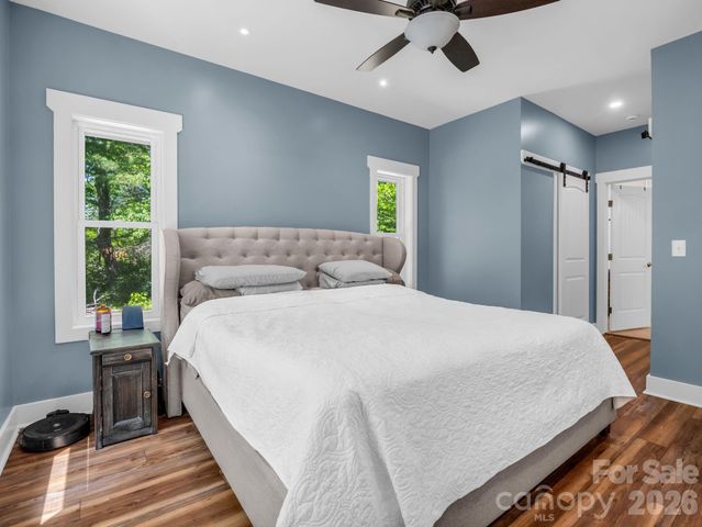 565 Pinewood Knoll Drive, Hendersonville, NC 28739