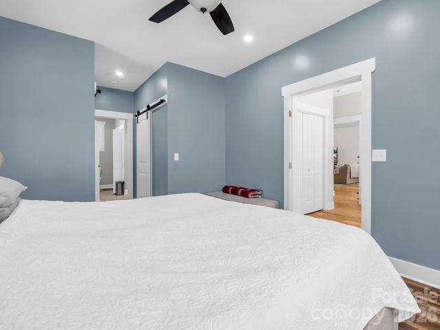 565 Pinewood Knoll Drive, Hendersonville, NC 28739