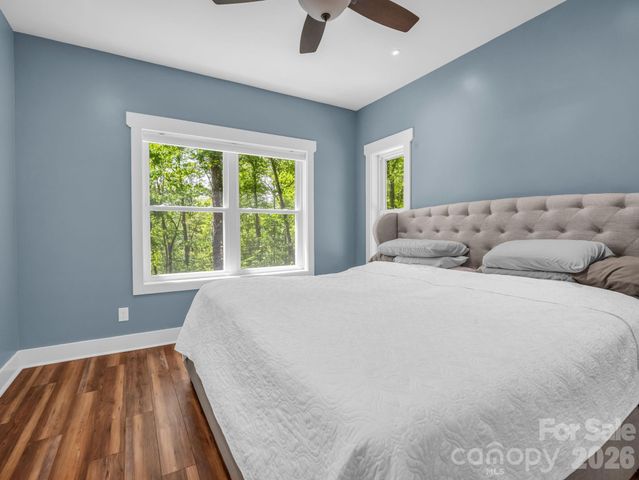 565 Pinewood Knoll Drive, Hendersonville, NC 28739