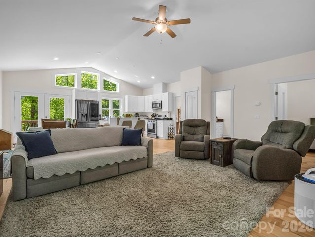 565 Pinewood Knoll Drive, Hendersonville, NC 28739