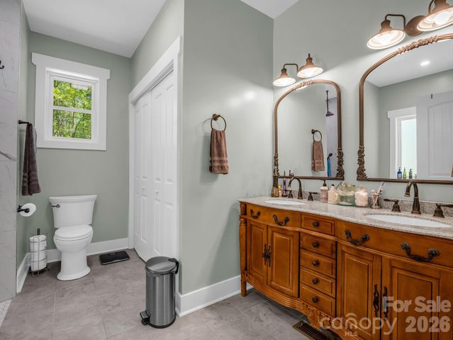 565 Pinewood Knoll Drive, Hendersonville, NC 28739
