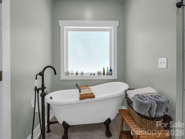 565 Pinewood Knoll Drive, Hendersonville, NC 28739