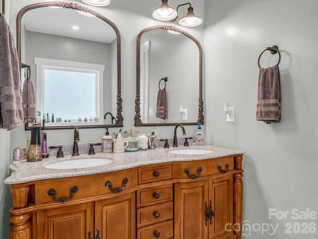 565 Pinewood Knoll Drive, Hendersonville, NC 28739