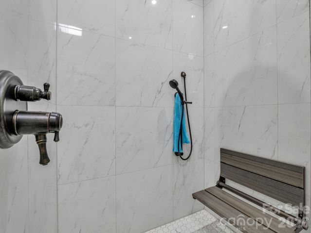 565 Pinewood Knoll Drive, Hendersonville, NC 28739