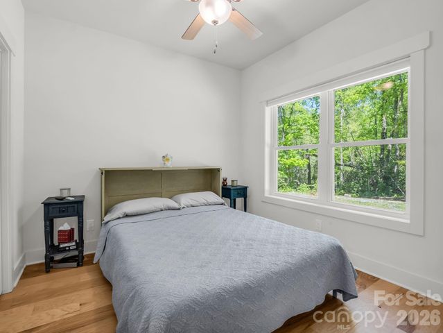 565 Pinewood Knoll Drive, Hendersonville, NC 28739