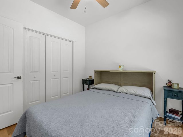 565 Pinewood Knoll Drive, Hendersonville, NC 28739