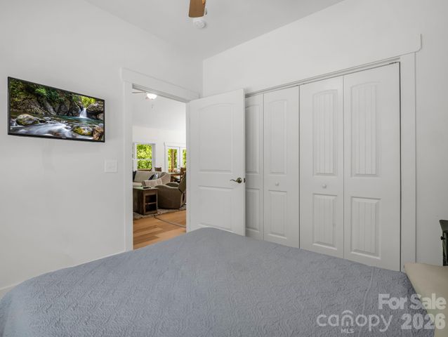 565 Pinewood Knoll Drive, Hendersonville, NC 28739