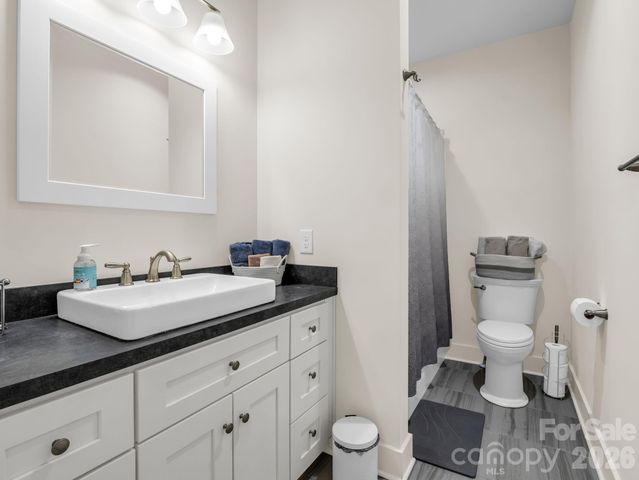 565 Pinewood Knoll Drive, Hendersonville, NC 28739