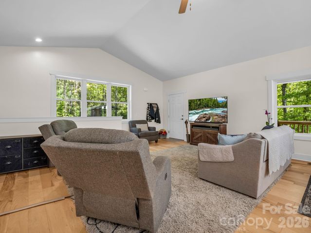 565 Pinewood Knoll Drive, Hendersonville, NC 28739