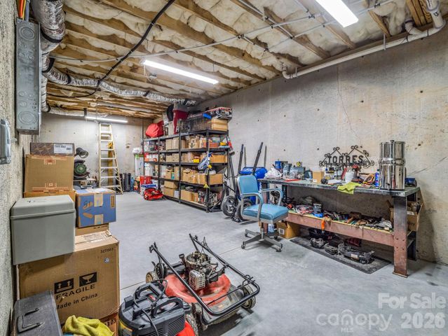 565 Pinewood Knoll Drive, Hendersonville, NC 28739