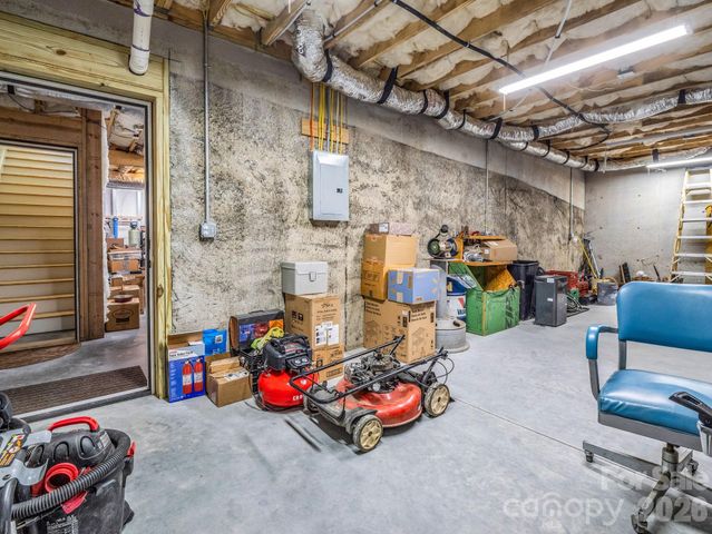 565 Pinewood Knoll Drive, Hendersonville, NC 28739