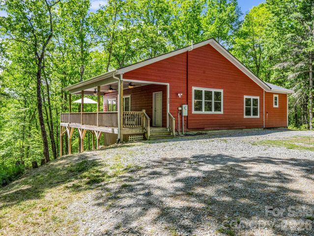 565 Pinewood Knoll Drive, Hendersonville, NC 28739