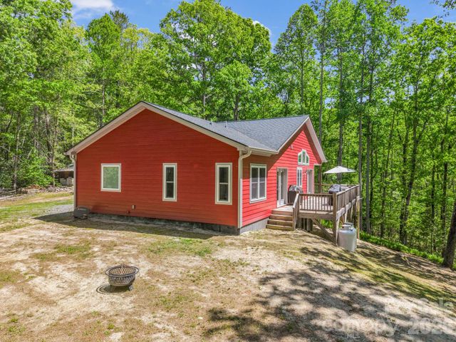 565 Pinewood Knoll Drive, Hendersonville, NC 28739