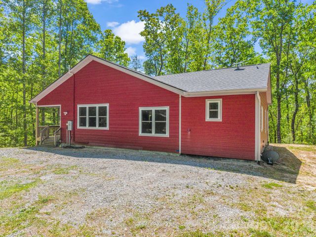565 Pinewood Knoll Drive, Hendersonville, NC 28739