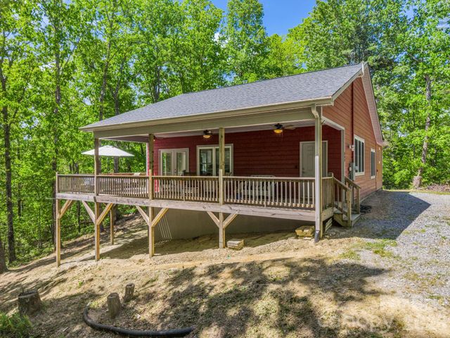 565 Pinewood Knoll Drive, Hendersonville, NC 28739
