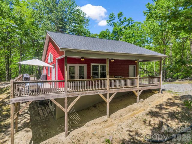 565 Pinewood Knoll Drive, Hendersonville, NC 28739