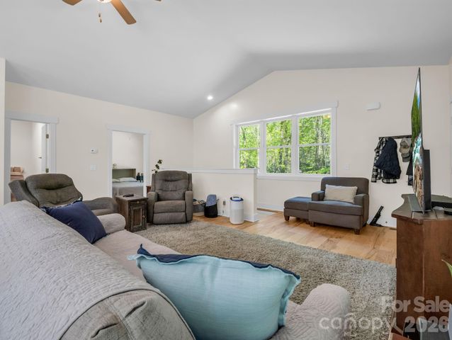 565 Pinewood Knoll Drive, Hendersonville, NC 28739