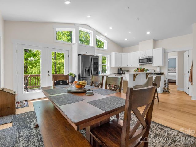 565 Pinewood Knoll Drive, Hendersonville, NC 28739