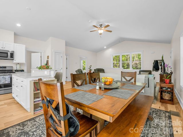 565 Pinewood Knoll Drive, Hendersonville, NC 28739