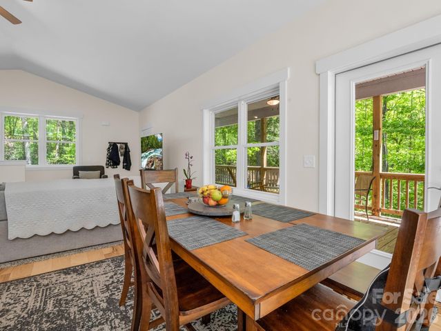 565 Pinewood Knoll Drive, Hendersonville, NC 28739