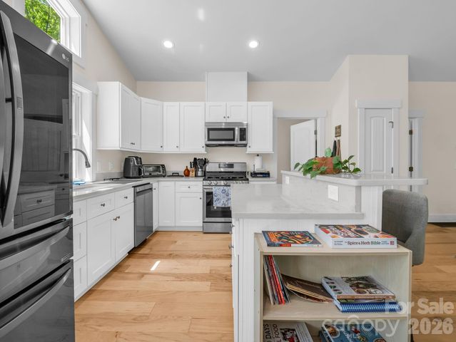 565 Pinewood Knoll Drive, Hendersonville, NC 28739