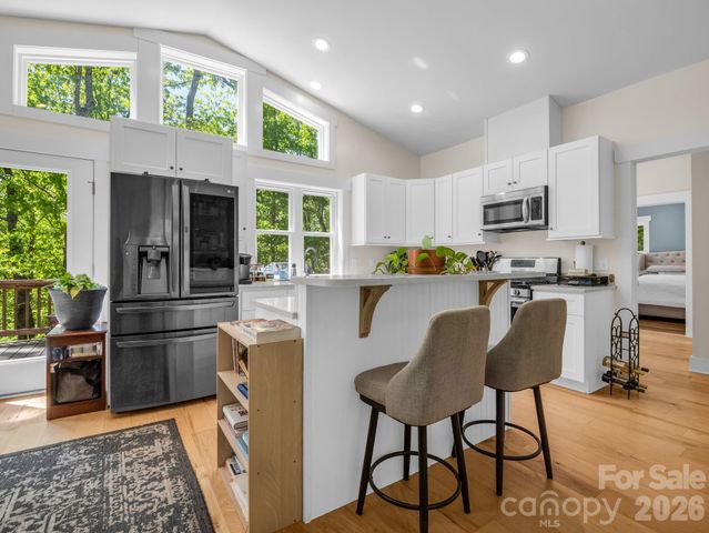 565 Pinewood Knoll Drive, Hendersonville, NC 28739