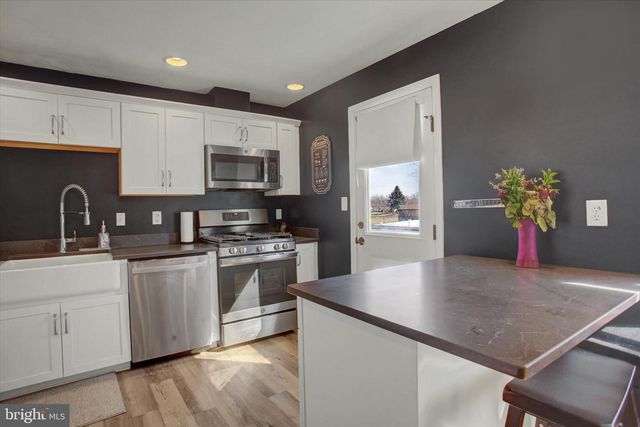 2506 WILLAPA DR, Dover, PA 17315