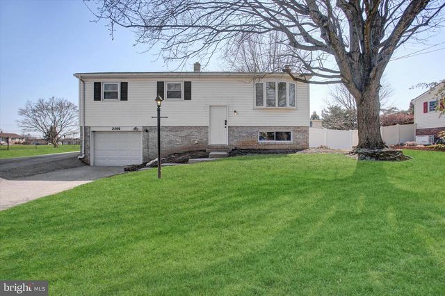 2506 WILLAPA DR, Dover, PA 17315