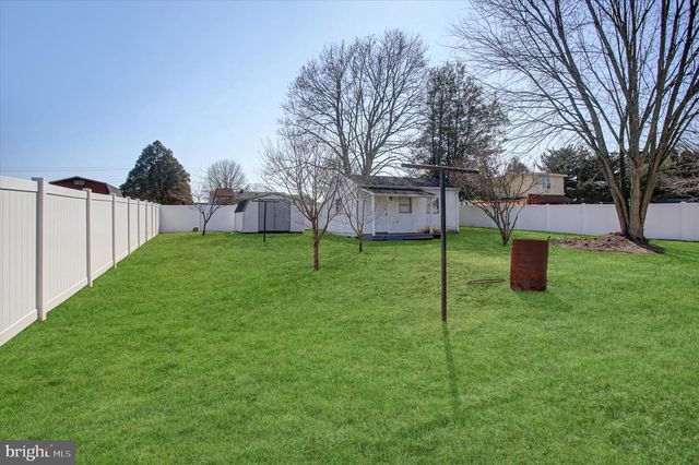 2506 WILLAPA DR, Dover, PA 17315