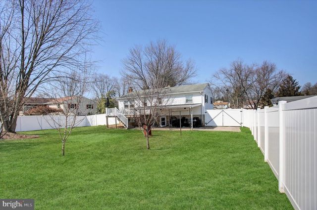 2506 WILLAPA DR, Dover, PA 17315