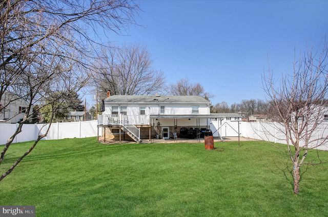 2506 WILLAPA DR, Dover, PA 17315