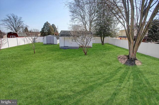 2506 WILLAPA DR, Dover, PA 17315