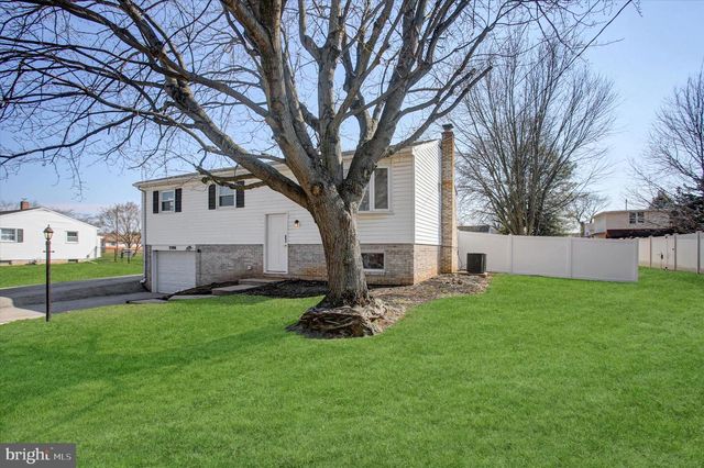 2506 WILLAPA DR, Dover, PA 17315